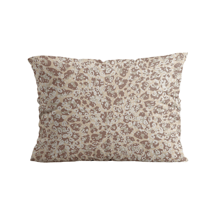 Zelesta Royalbed Kissenbezüge Set von 2 - Sand Panther: Quadratische Mikrofaser-Kissenbezüge (80x80cm) mit beige-weißem abstraktem Tierprint auf weißem Hintergrund.