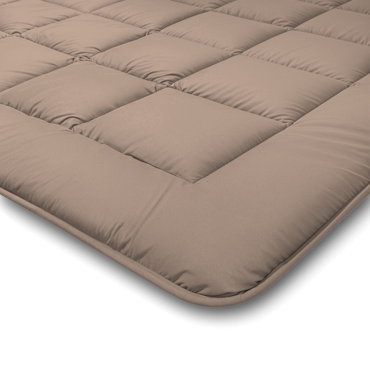 Die Nahaufnahme der Zelesta Comfort Duo Bettdecke in Terra & Sand zeigt den weichen Stoff, die quadratische Steppung und den erstklassigen Komfort - ideal für Fans von klassischen Bettdecken.