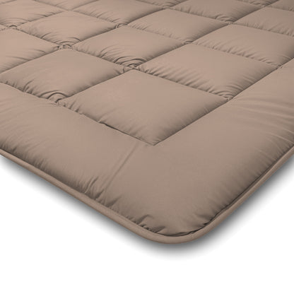 Die Nahaufnahme der Zelesta Comfort Duo Bettdecke in Terra & Sand zeigt den weichen Stoff, die quadratische Steppung und den erstklassigen Komfort - ideal für Fans von klassischen Bettdecken.