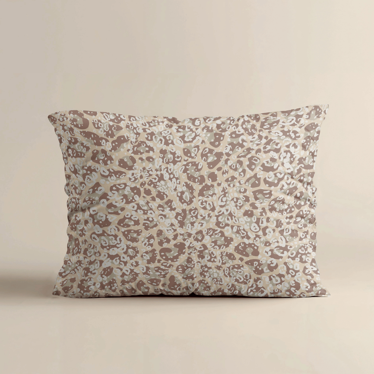 Das Zelesta Royalbed Kissenbezüge Set von 2 - Sand Panther besteht aus quadratischen 80x80cm Kissenbezügen mit einem abstrakten Leopardenmuster in Beige und Weiß, hergestellt aus weicher Mikrofaser und auf einem neutralen Hintergrund.