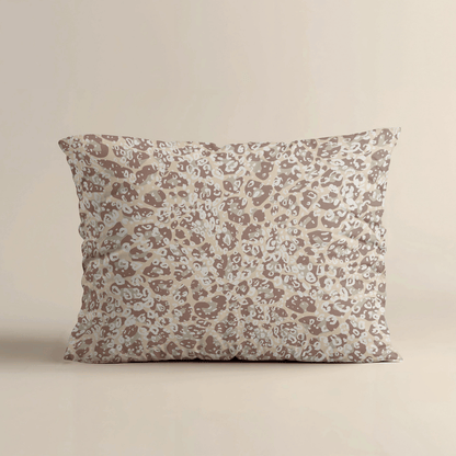 Das Zelesta Royalbed Kissenbezüge Set von 2 - Sand Panther besteht aus quadratischen 80x80cm Kissenbezügen mit einem abstrakten Leopardenmuster in Beige und Weiß, hergestellt aus weicher Mikrofaser und auf einem neutralen Hintergrund.