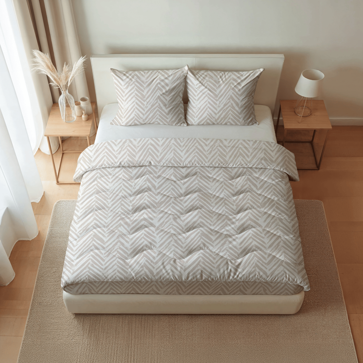 Ein ordentlich gemachtes Bett mit der beige-weiß karierten Bettdecke Royalbed Baumwolle - Ethnic Cream, flankiert von hölzernen Nachttischen mit Lampen und Dekor, in einem hellen, minimalistischen Schlafzimmer.