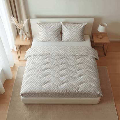 Ein ordentlich gemachtes Bett mit der beige-weiß karierten Bettdecke Royalbed Baumwolle - Ethnic Cream, flankiert von hölzernen Nachttischen mit Lampen und Dekor, in einem hellen, minimalistischen Schlafzimmer.