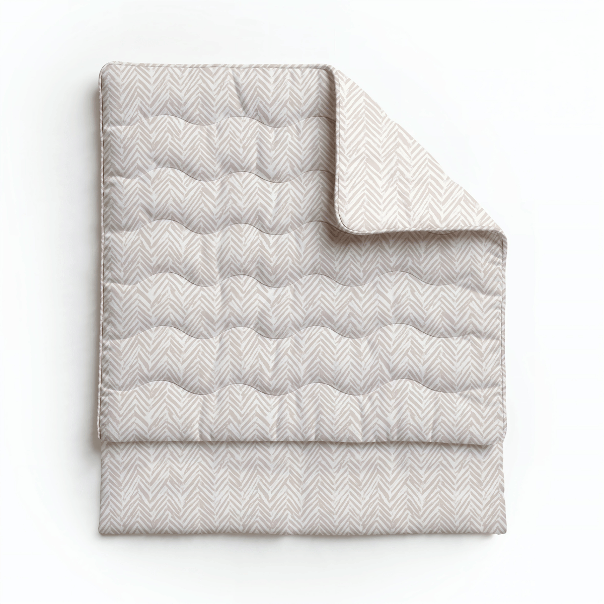 Eine gefaltete, helle Royalbed Baumwolle - Ethnic Cream Bettdecke mit dezentem Chevron-Muster, die auf einem schlichten weißen Hintergrund abgebildet ist.