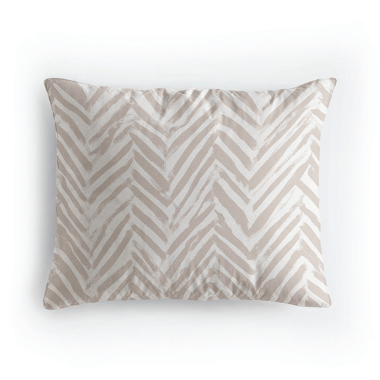 Royalbed Baumwolle Kissenbezüge Set von 2 - Ethnic Cream, rechteckig 80x80 cm, aus superweicher Mikrofaser in Creme mit Ethno-Chevron-Muster, maschinenwaschbar und vor weißem Hintergrund fotografiert.