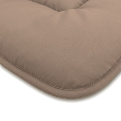 Nahaufnahme einer braunen, rechteckigen Zelesta Comfort Duo Bettdecke - Terra & Sand mit abgerundeten Kanten, fotografiert vor einem weißen Hintergrund.
