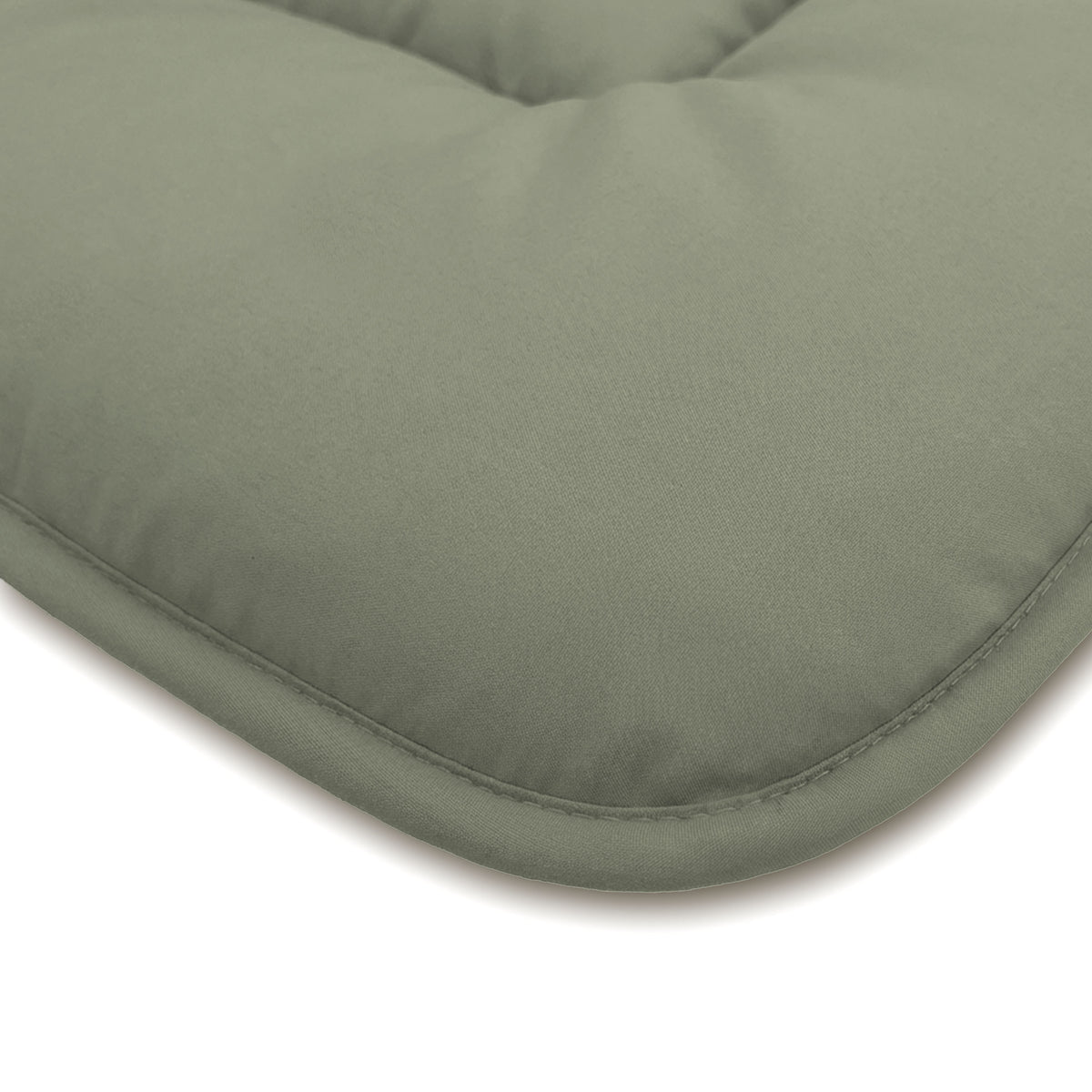 Nahaufnahme eines grünen, gepolsterten Kissens mit abgerundeten Kanten und sichtbaren Nähten auf weißem Hintergrund - die perfekte Ergänzung zu Ihrer Zelesta Comfort Duo Bettdecke - Olivgrün & Creme für zusätzlichen Komfort und Stil.