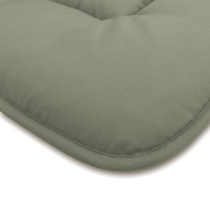 Nahaufnahme eines grünen, gepolsterten Kissens mit abgerundeten Kanten und sichtbaren Nähten auf weißem Hintergrund - die perfekte Ergänzung zu Ihrer Zelesta Comfort Duo Bettdecke - Olivgrün & Creme für zusätzlichen Komfort und Stil.