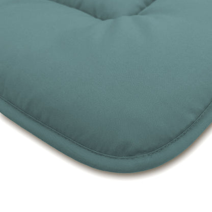 Nahaufnahme eines tealfarbenen rechteckigen Kissens mit abgesteppten Kanten und einer weichen, gepolsterten Oberfläche, die an die Zelesta Comfort Duo Bettdecke - Mineral & Hellblau für ganzjährigen Komfort erinnert.