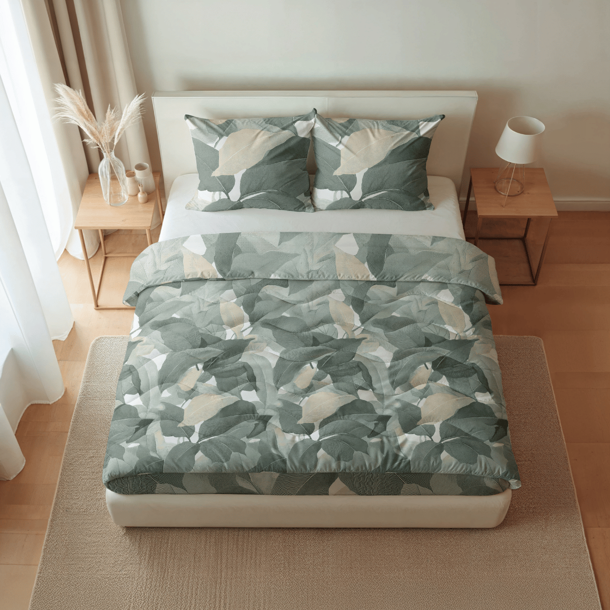 Ein ordentlich gemachtes Bett mit dem "Royalbed Baumwolle - Green Forest"-Bettwäsche-Set mit Blättermuster, eine temperaturregulierende Bettdecke, zwei passende Kissen und Beistelltische aus Holz in einem hellen, minimalistischen Schlafzimmer.