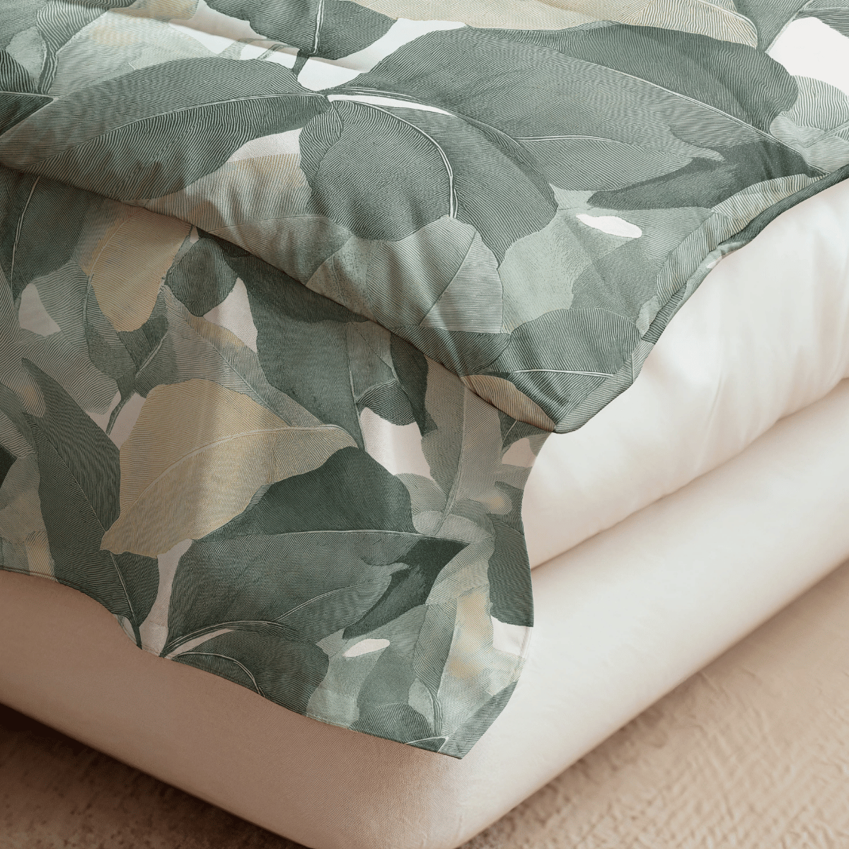 Die Royalbed Baumwolle - Green Forest Bettdecke mit grünem und beigem Blattmuster auf weißem Laken auf einem leichten Bettrahmen bietet allergikerfreundliche Bettwaren für einen erholsamen Schlaf.