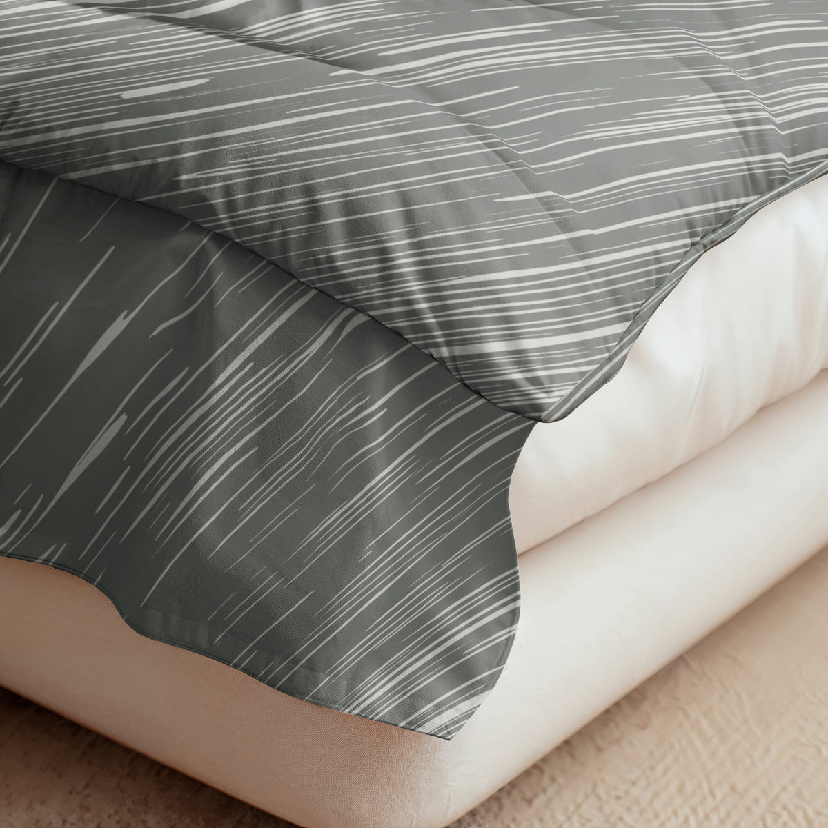Nahaufnahme der Royalbed Baumwolle - Mellow Stone Bettdecke mit weißem Streifenmuster, drapiert über einem weißen Bett auf einem beigen Strukturteppich.