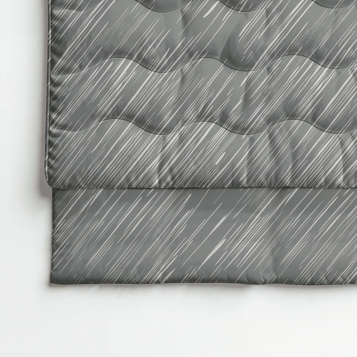 Eine graue Royalbed Baumwolle - Mellow Stone Steppdecke mit weißen Diagonalmustern ist auf einem weißen Untergrund fein säuberlich ausgebreitet und sorgt für ein allergikerfreundliches und temperaturregulierendes Schlaferlebnis.