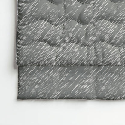 Eine graue Royalbed Baumwolle - Mellow Stone Steppdecke mit weißen Diagonalmustern ist auf einem weißen Untergrund fein säuberlich ausgebreitet und sorgt für ein allergikerfreundliches und temperaturregulierendes Schlaferlebnis.