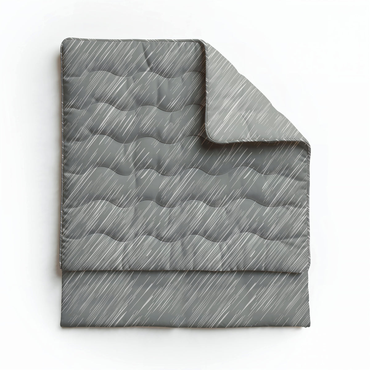 Eine gefaltete graue Steppdecke mit einem wellenförmigen Steppmuster und diagonalen weißen Linien, dargestellt auf Weiß. Die Royalbed Baumwolle - Mellow Stone ist temperaturregulierend und allergikerfreundlich für ultimativen Komfort.