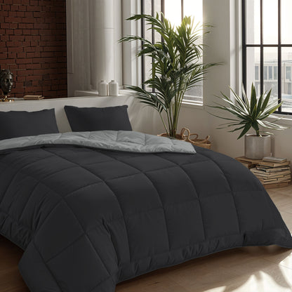 Ein ordentlich gemachtes Bett mit einer Zelesta Comfort Duo Bettdecke in Sanftes Schwarz & Silbergrau ziert ein modernes Schlafzimmer mit großen Fenstern, Zimmerpflanzen und auf dem Boden gestapelten Büchern.