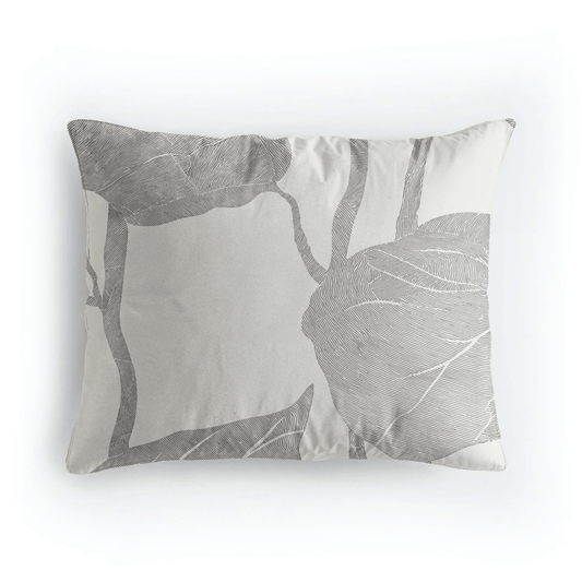 Das Royalbed Baumwolle Kissenbezüge Set von 2 - Spring Buds bietet rechteckige 80x80cm Kissenbezüge mit einem hellen Hintergrund und einem dezenten grauen Blätterzweigmuster, hergestellt aus superweicher Mikrofaser und waschmaschinenfest für einfache Pflege.
