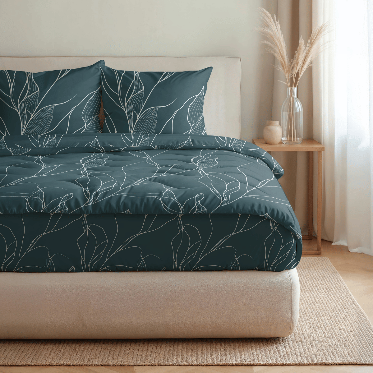 Ein hübsch gemachtes Bett mit dunkelgrüner Bettwäsche mit weißem Blattmuster und zwei passenden Kissen präsentiert das Royalbed Baumwolle - White Leaves. Der beigefarbene Bettrahmen steht neben einem Beistelltisch auf einem hellbraunen Teppich.