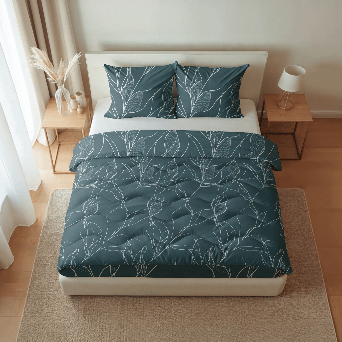 Ein ordentlich gemachtes Bett mit dem Royalbed Baumwolle - White Leaves Bettdecken- und Kissenset in dunklem Teal mit weißem Blättermuster, platziert zwischen zwei hölzernen Nachttischen in einem hellen, minimalistischen Schlafzimmer.