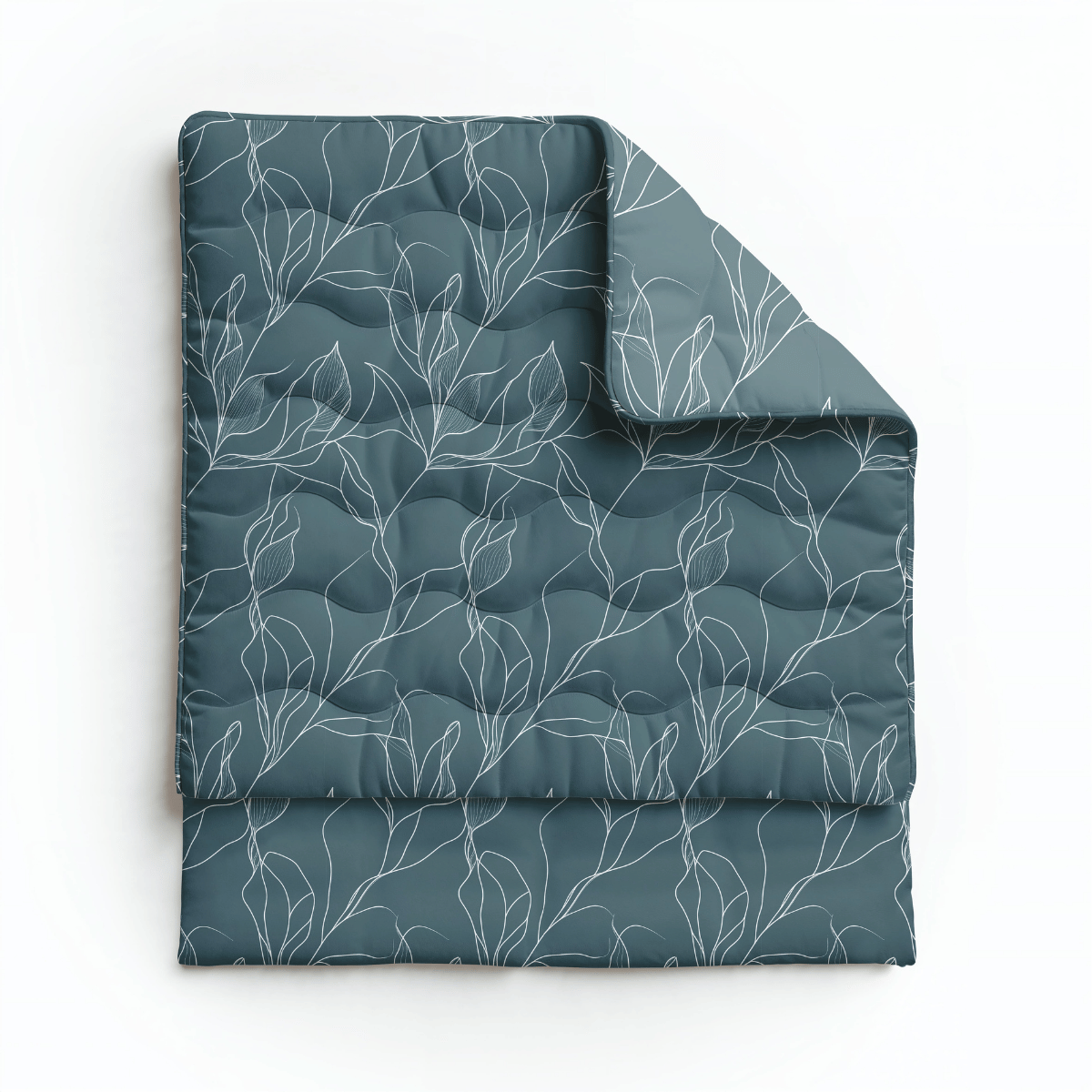 Die Royalbed Baumwolle - White Leaves Bettdecke ist in dunklem Teal mit einem weißen, abstrakten Blattmuster gefaltet - eine allergikerfreundliche Bettdecke perfekt für stilvollen, gemütlichen Komfort.