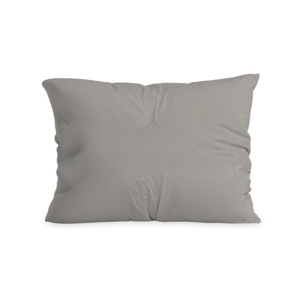 A Zelesta Comfort Duo Kissenbezüge Set von 2 in Grau aus Mikrofaser, mit dezent sichtbaren Falten auf weißem Hintergrund. Ideal für 80x80cm Kissenbezüge.