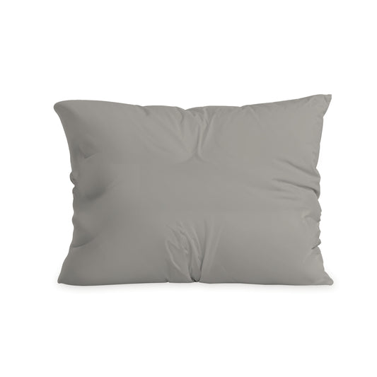 A Zelesta Comfort Duo Kissenbezüge Set von 2 in Grau aus Mikrofaser, mit dezent sichtbaren Falten auf weißem Hintergrund. Ideal für 80x80cm Kissenbezüge.