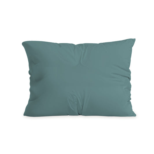 Ein zerknittertes tealfarbenes Mikrofaserkissen mit glattem, unifarbenem Bezug wird vor einem weißen Hintergrund gezeigt. Ideal für Zelesta Comfort Duo Kissenbezüge Set von 2 - Mineral in der Größe 80x80cm.