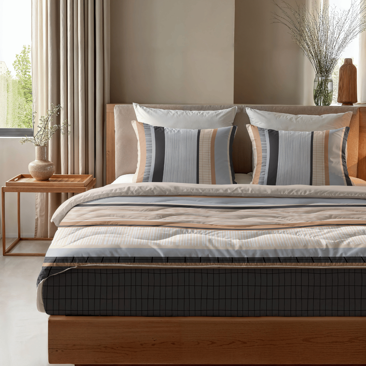 Ein ordentlich gemachtes Zelesta Royalbed - Blue Stripes mit passenden gestreiften Kissen steht neben einem hölzernen Beistelltisch mit einer Vase in einem sanft beleuchteten modernen Schlafzimmer.