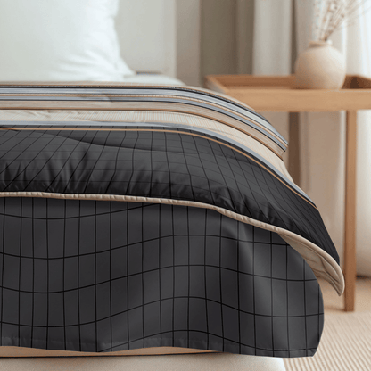 Ein ordentlich gemachtes Bett mit der Zelesta Royalbed - Blue Stripes Bettwäsche, einem gestreiften Laken und einem hölzernen Nachttisch mit einer beigen Vase mit getrockneten Gräsern in einem sanft beleuchteten Schlafzimmer.
