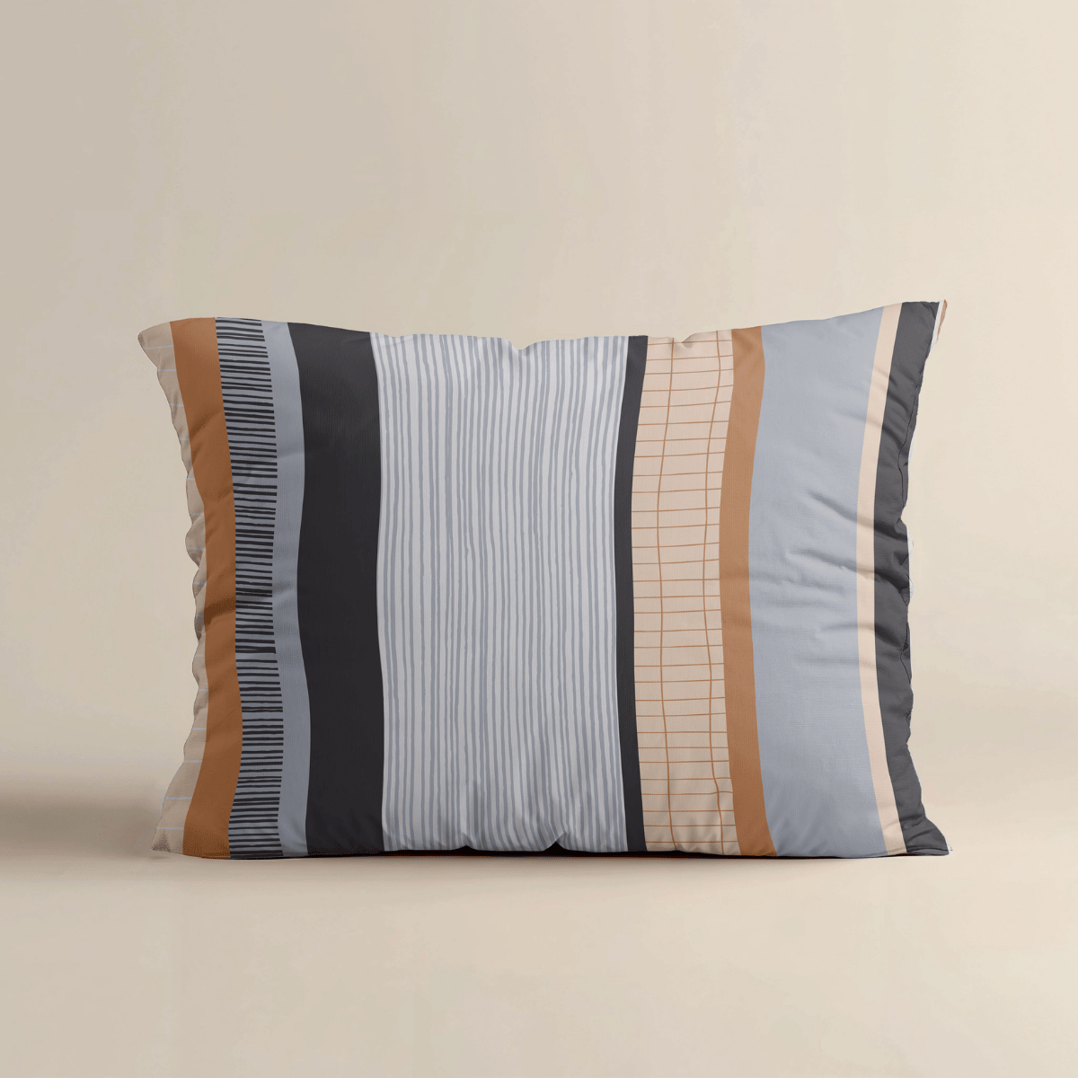 Das Zelesta Royalbed Kissenbezüge Set von 2 - Blue Stripes besteht aus rechteckigen Mikrofaserbezügen (80x80cm) mit grauen, blauen, schwarzen und hellbraunen Streifen auf hellem Grund - ideal für Betten oder Sofas.