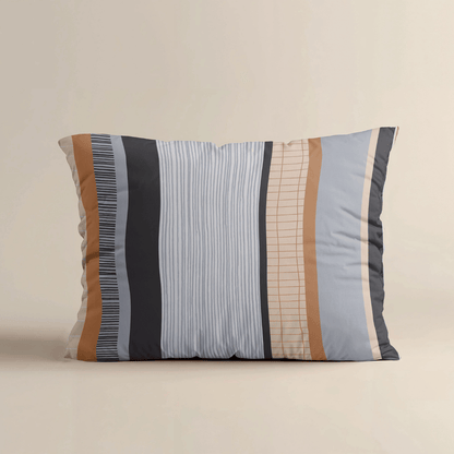 Das Zelesta Royalbed Kissenbezüge Set von 2 - Blue Stripes besteht aus rechteckigen Mikrofaserbezügen (80x80cm) mit grauen, blauen, schwarzen und hellbraunen Streifen auf hellem Grund - ideal für Betten oder Sofas.