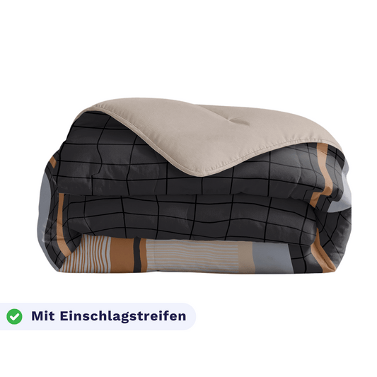 Eine sauber gefaltete Bettdecke mit blauen Streifen und einer beigen Unterseite, beschriftet mit "Mit Einschlagstreifen" - das Zelesta Royalbed - Blue Stripes ist sowohl stilvoll als auch äußerst bequem.