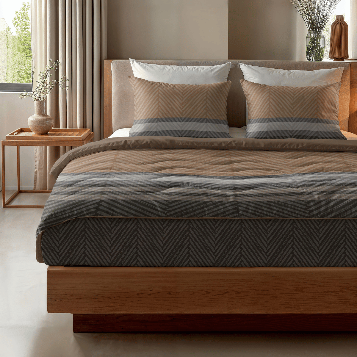 In einem modernen, sonnendurchfluteten Schlafzimmer steht die Bettwäsche Zelesta Royalbed - Brown Stripes neben einem hölzernen Nachttisch mit einer Vase und einer Topfpflanze auf einem ordentlich gemachten Bett mit zwei großen Kissen.
