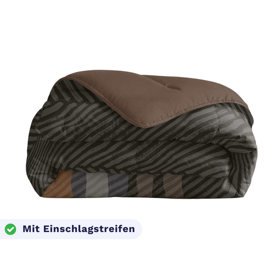 Gefaltete Zelesta Royalbed - Brown Stripes Decke mit brauner Oberschicht und Etikett mit der Aufschrift "Mit Einschlagstreifen" plus Häkchen-perfekt als antiallergische Bettdecke.