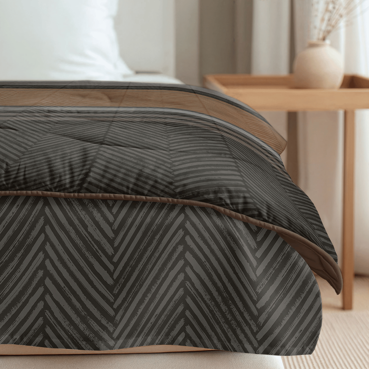 Ein Bett mit dem Zelesta Royalbed - Brown Stripes, gepaart mit beiger Bettwäsche und einem Nachttisch aus Holz mit einer beigen Vase in einem sanft beleuchteten Raum.
