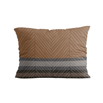 Das Zelesta Royalbed Kissenbezüge Set von 2 - Brown Stripes bietet weiche Mikrofaser-Kissenbezüge in 80x80cm, mit einem Chevron-Muster und braun-grauen Querstreifen im unteren Bereich für einen stilvollen Akzent.