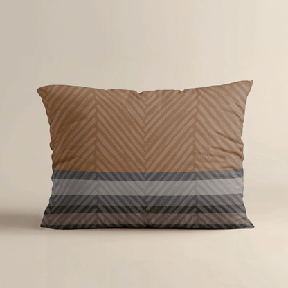 Das Zelesta Royalbed Kissenbezüge Set von 2 - Brown Stripes besteht aus quadratischen 80x80cm Kissenbezügen mit einer braunen Chevron-Oberseite und einer grau-schwarz gestreiften Unterseite, perfekt um jedem Raum einen modernen Touch zu verleihen.