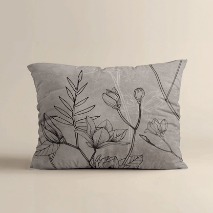 Das Zelesta Royalbed Kissenbezüge Set von 2 - Butterfly Forest besteht aus quadratischen grauen Kissenbezügen (80x80cm) mit einer minimalistischen schwarzen Blumenzeichnung auf einem beigen Hintergrund - perfekt, um Ihrem Zuhause Stil zu verleihen.