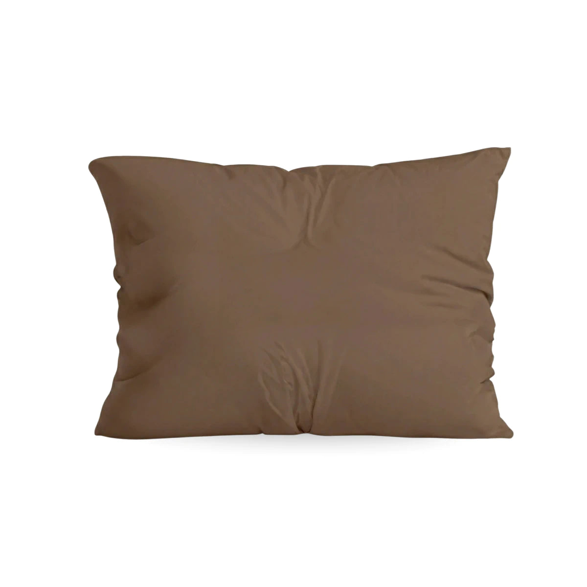 Das Zelesta Comfort Uni Kissenbezüge Set von 2 in Mokka, jeweils in der Größe 80x80cm, ist mit leichten Falten auf weißem Hintergrund dargestellt.