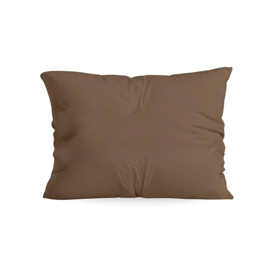 Das Zelesta Comfort Uni Kissenbezüge Set von 2 in Mokka, jeweils in der Größe 80x80cm, ist mit leichten Falten auf weißem Hintergrund dargestellt.
