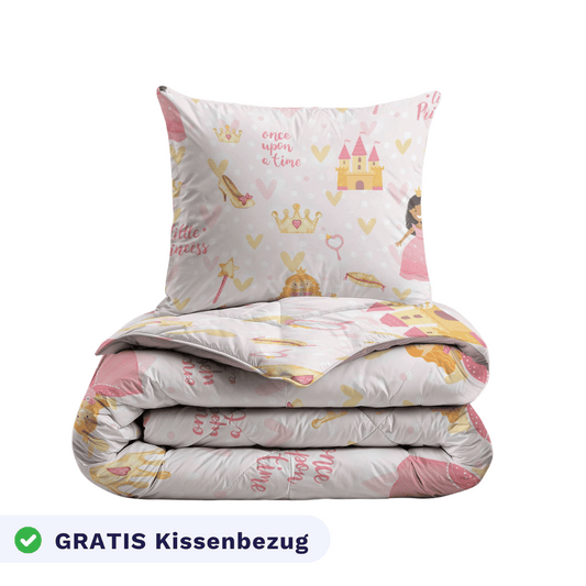 Das hypoallergene Kinderbett-Set "Zelesta Kiddybed - Princess" mit Märchen-Prinzessinnen-Motiv in Pink, Gelb und Weiß ist waschbar, enthält einen GRATIS Kissenbezug und eignet sich ideal für kleine Träumer.