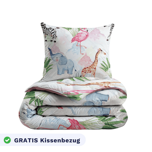 Das Zelesta Kiddybed - Colourful Animals Set enthält waschbare Bettdecke und Kissenbezug mit bunten Tiermotiven (Elefant, Giraffe, Flamingo, Zebra). Hypoallergen für Kinderbett. Text: GRATIS Kissenbezug.
