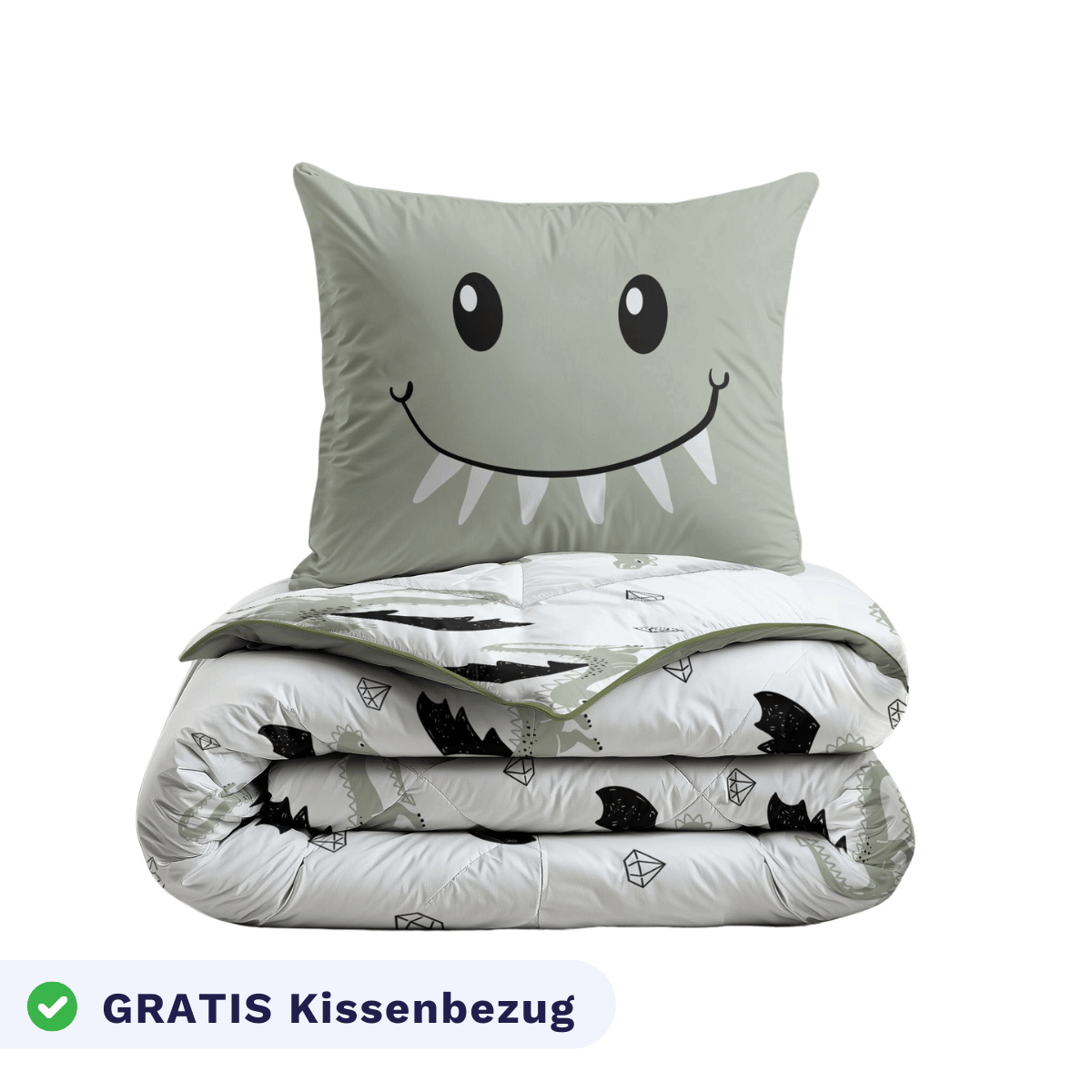 Das Zelesta Kiddybed - Smiling Dragon ist ein hypoallergenes Kinderbettwäsche-Set mit einer gefalteten weißen und grauen Bettdecke mit schwarzen Fledermaus- und Rautenmustern, gekrönt von einem Kissen mit einem großen lächelnden Cartoon-Drachengesicht mit Reißzähnen.