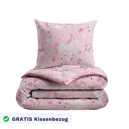 Das Zelesta Kiddybed - Rainbow Unicorn ist ein rosafarbenes Einhorn-Kinderbettwäsche-Set mit Regenbogen- und Herzmotiven, plus einem kostenlosen Kissenbezug. Das Set ist waschbar und perfekt für Kinder.