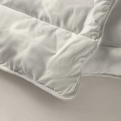 Eine Nahaufnahme der Zelesta Everyday Uni Bettdecke - Creme zeigt die gesteppten Nähte und die weiche Textur, die sie zur perfekten Ganzjahresdecke machen.