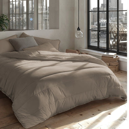 Ein ordentlich gemachtes Bett mit der Zelesta Everyday Uni Bettdecke in sanftbraun wertet dieses moderne Schlafzimmer mit großen Fenstern, Holzböden, einer Hängelampe und Stadtblick auf - ideal für den ganzjährigen Komfort.