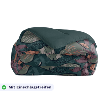 Abgebildet ist eine gefaltete, dunkelgrüne und floral gemusterte Zelesta Royalbed - Flower Power Mikrofaser Bettdecke mit einem "Mit Einschlagstreifen"-Etikett und einem Häkchen.