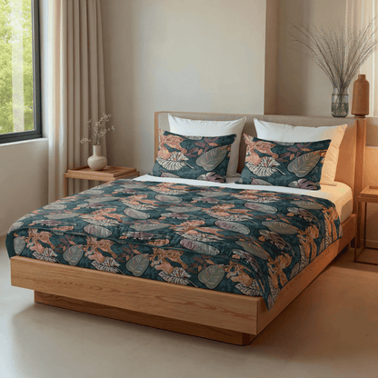 Ein hübsch gemachtes Bett mit dem Zelesta Royalbed - Flower Power mit geblümter Bettwäsche und Kissen, ein Holzrahmen, Nachttische, Vasen und ein großes Fenster mit Vorhängen erhellen dieses moderne Schlafzimmer.