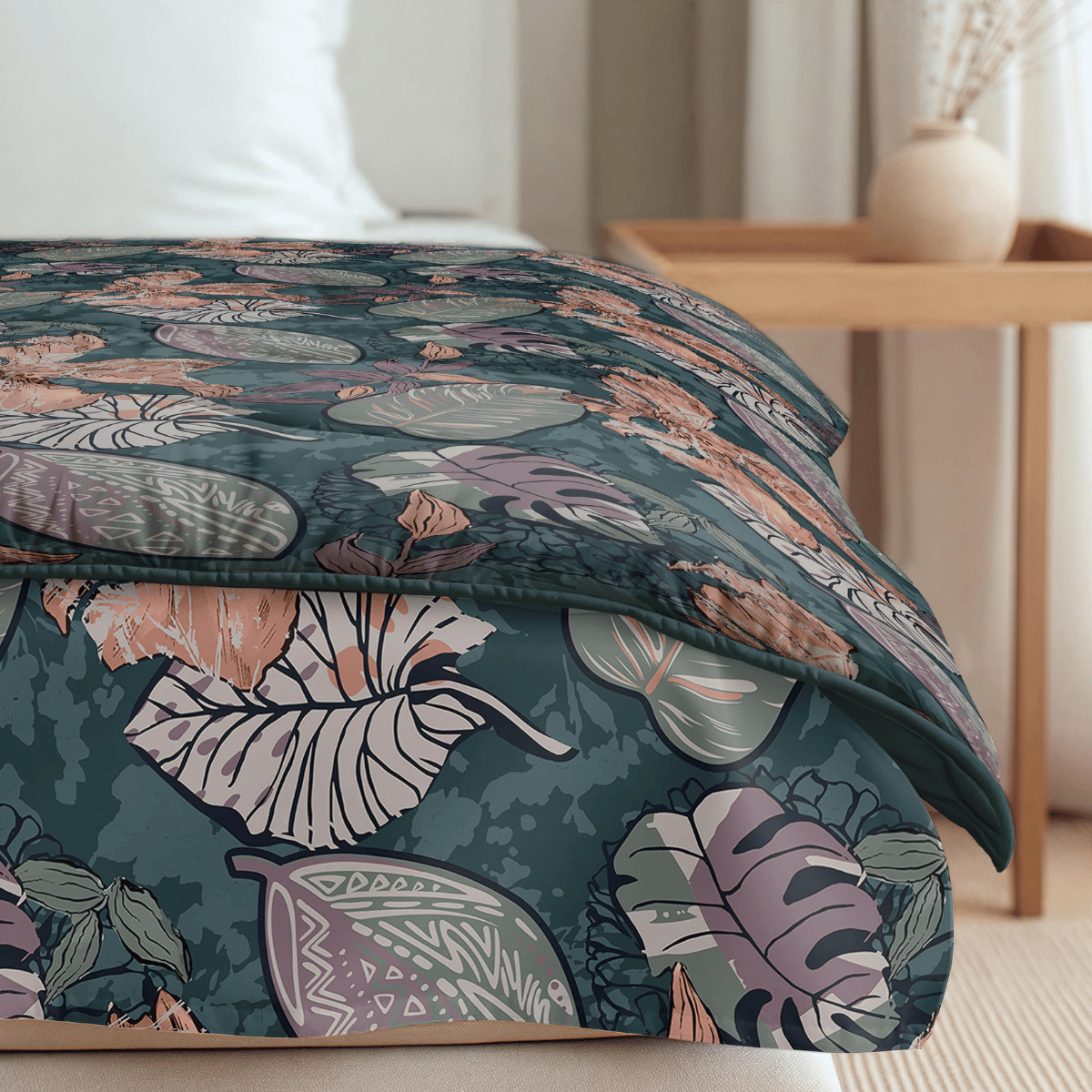 Das Zelesta Royalbed - Flower Power besteht aus gemusterter Bettwäsche mit großen tropischen Blättern in Grün, Violett und Braun, die mit einer temperaturregulierenden, antiallergischen Bettdecke überzogen ist und neben einem hölzernen Nachttisch mit einer dekorativen Vase steht.