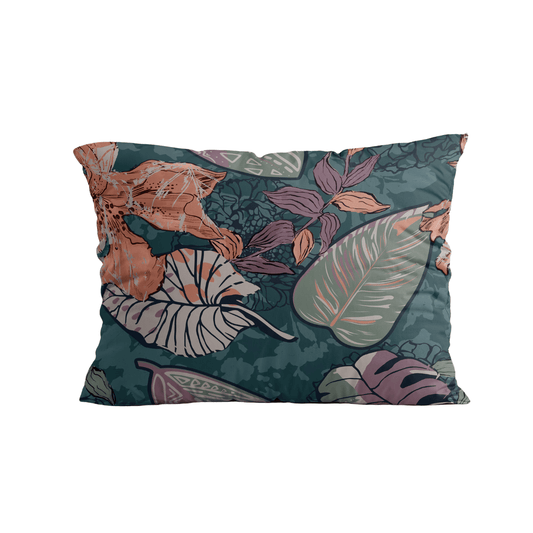 Das Zelesta Royalbed Kissenbezüge Set von 2 - Flower power besteht aus rechteckigen Mikrofaser-Kissenbezügen (80x80cm) mit einem dunklen tealfarbenen Hintergrund und einem botanischen Muster aus Blättern und Blumen in gedämpftem Rosa, Orange und Grün.